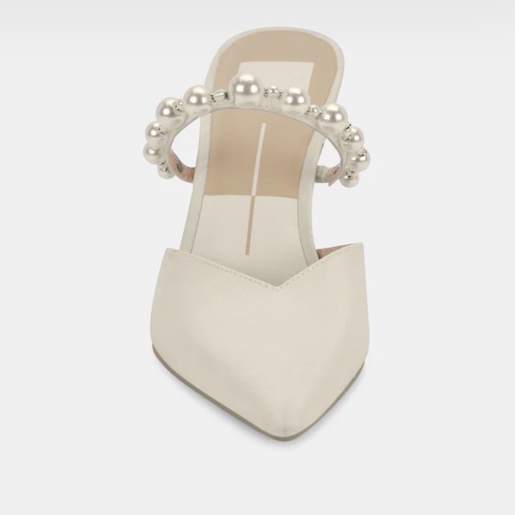 Women’s size 8 Dolce Vita Kanika heels in the color Vanilla silk - Picture 3 of 10